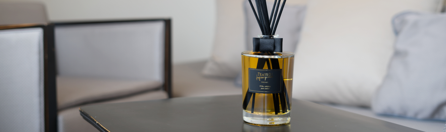 Jedinečné bytové parfémy
TEATRO FRAGRANZE UNICHE

Nezpomenutelný zážitek s přívlastkem "made in Italy" a ekologickým přístupem. Vůně vyrobené s láskou k parfémářskému umění v duchu florentské renesance a vysokou koncentraci přírodních esenciálních olejů
